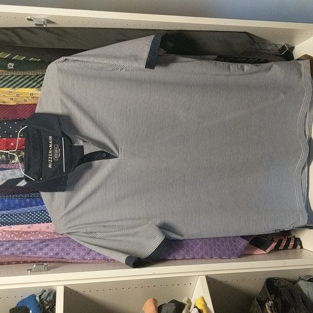 Mizzen and Main medium trim short sleeve shirt, navy blue horizontal thin stripe